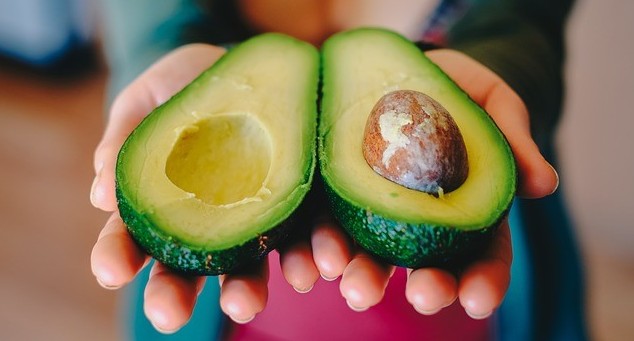 the-benefits-of-avocado-oil-on-your-skin-and scalp